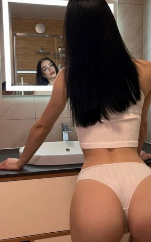 Skylar Goddess Awaits Your Enchanting Evening Escape